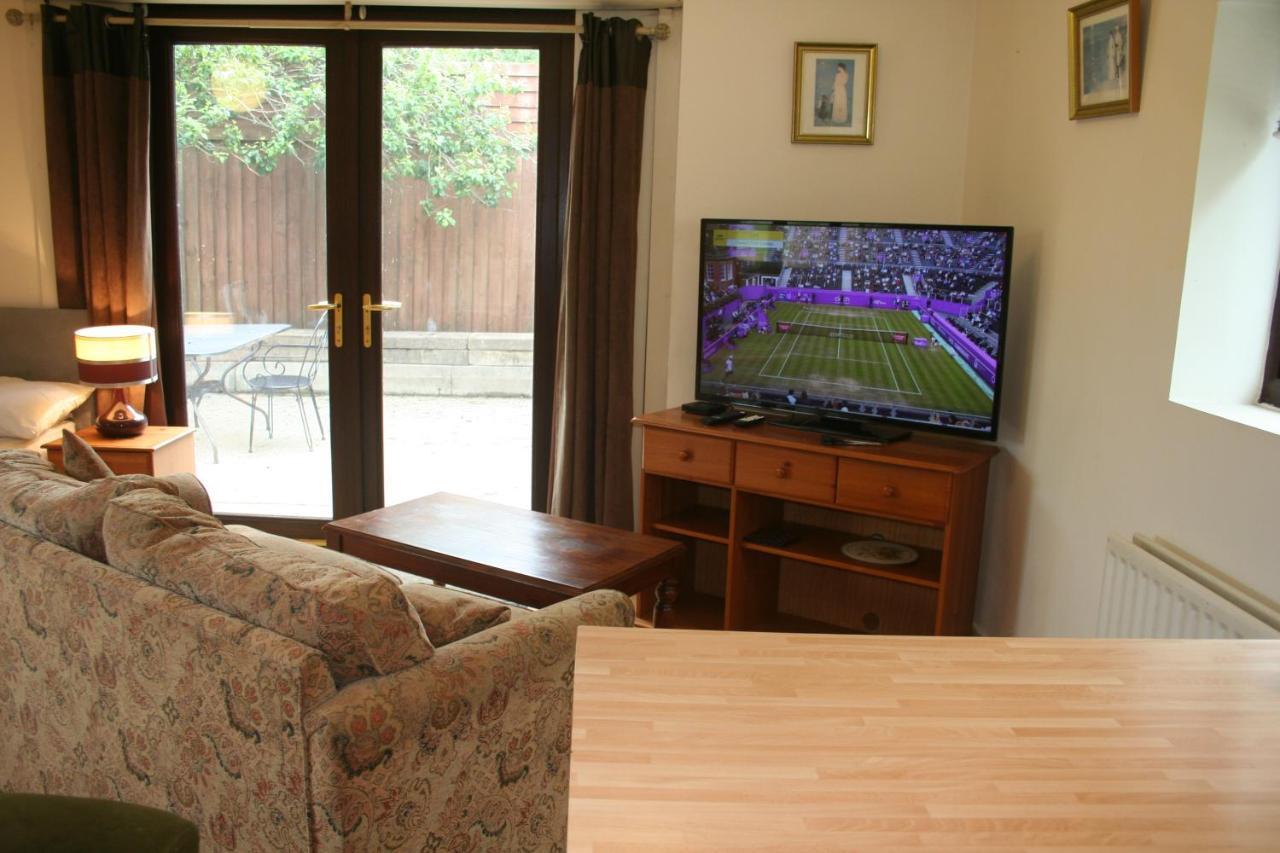 Coynant Farm Guesthouse - Farm Park Stay Swansea Bagian luar foto