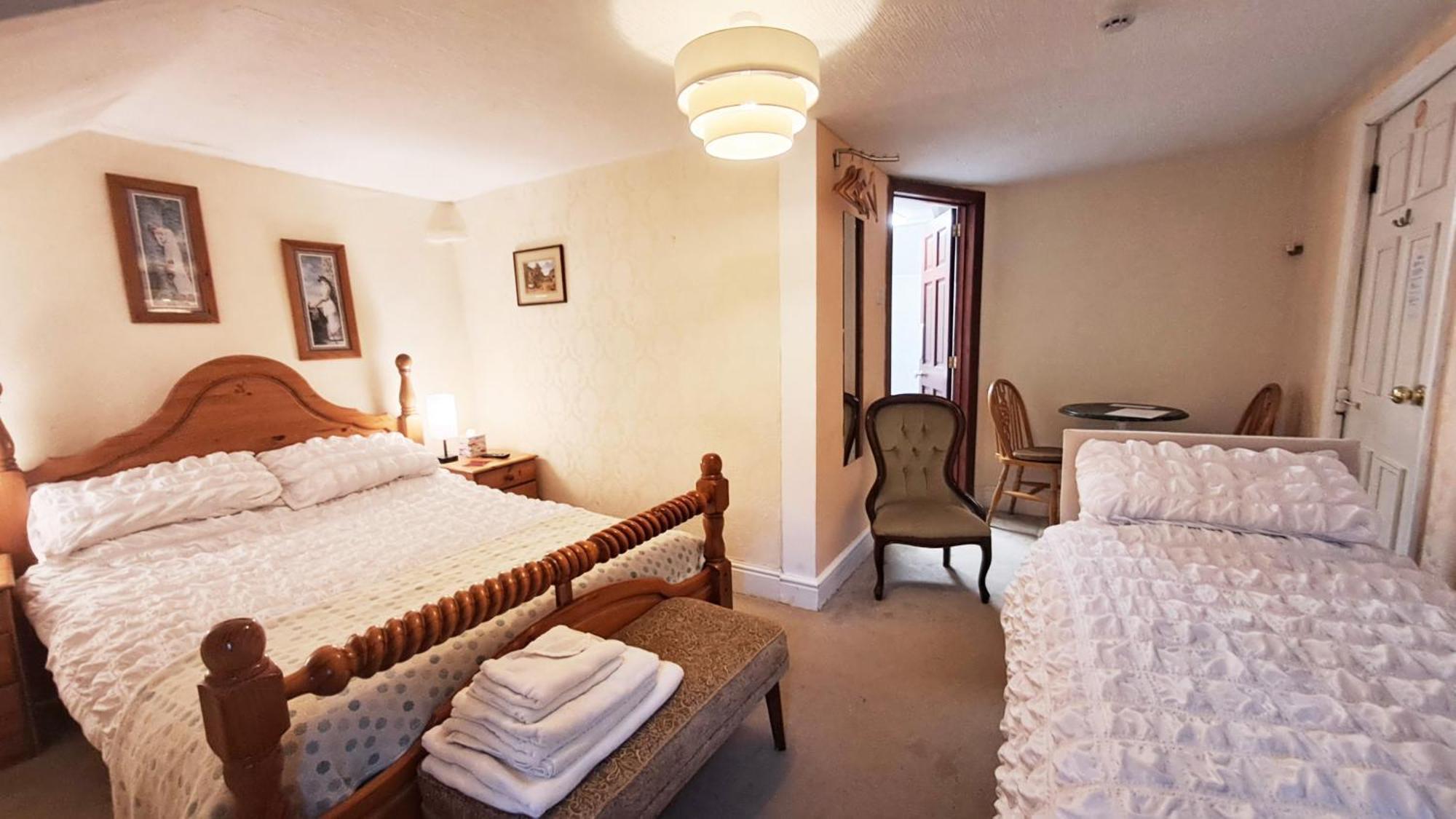 Coynant Farm Guesthouse - Farm Park Stay Swansea Bagian luar foto